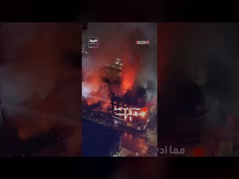 حريق في مبنى تاريخي beside محطة قطار مزدحمة في اسكتلندا