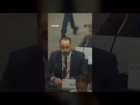 احتجاج ضربة طاولات ضد متحدث إسرائيلي