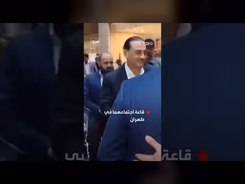 قائد الجيش الباكستاني ووزير الخارجية الإيراني يغادران قاعة اجتماعهما في طهران