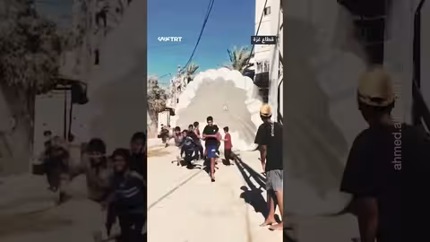 أطفال غزة يحولون مظلة مساعدات إلى لعبة