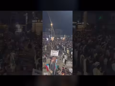 صلاة العشاء في ساحة العروض بعدن قبيل مليونية الثبات والقرار