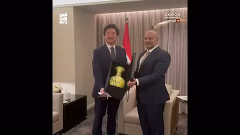 طارق صالح يبحث مع مسؤول صيني تعزيز العلاقات والتعاون