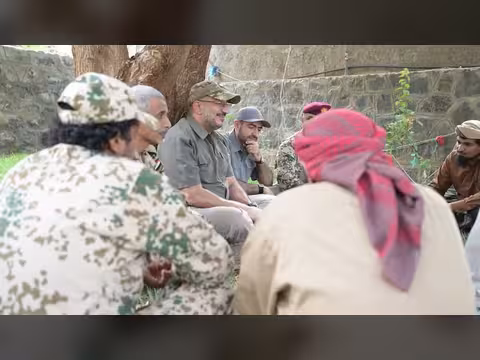 الفريق طارق صالح يلتقي قيادات محور الحديدة في لقاء معايدة