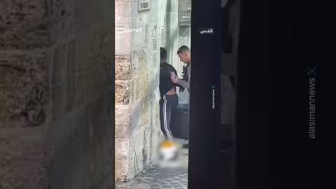 قوات الاحتلال تُنكل بفتى فلسطيني في القدس القديمة