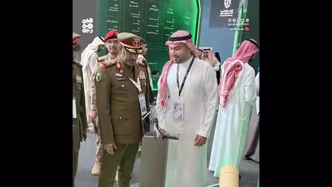 رئيس الأركان اليمني يزور معرض الدفاع العالمي بالرياض