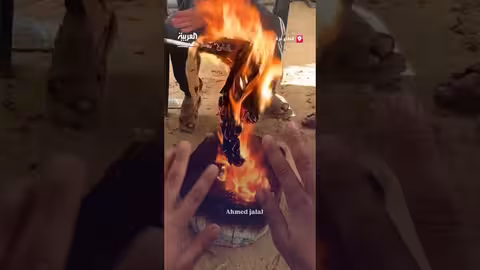 عائلة نازحة في غزة تشعل ملابسها لتدفئة الأطفال