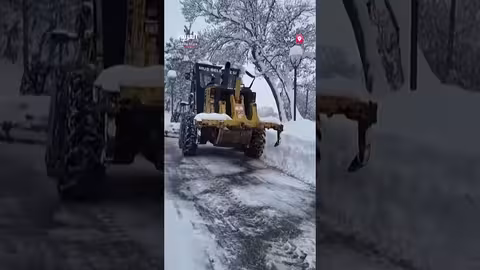 موجات ثلجية كثيفة تغلق طرقًا في شرق تركيا