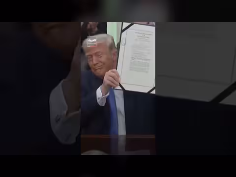 ترمب يتباهى بتوقيعه على وثيقة