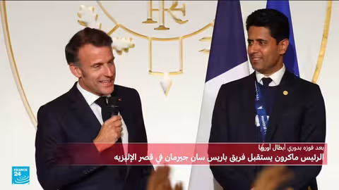 أطفال يجمعون المياه المتسربة من شاحنات في ظل الحرب.