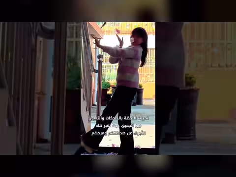 فتاة صينية ترقص بين بتلات الزهور