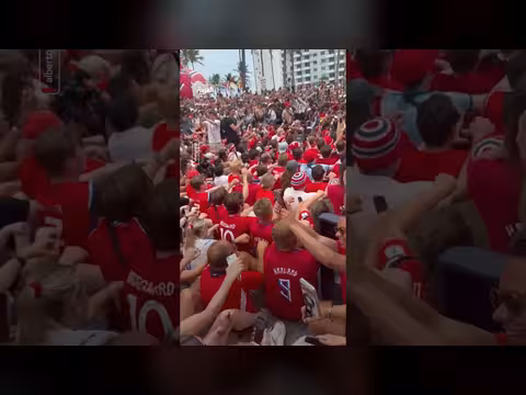 مشجعي النرويج يثيرون شاطئ ميامي بحركة الفايكنغ
