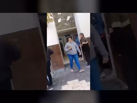 رجل يتظاهر بإعاقة للحصول على أولوية