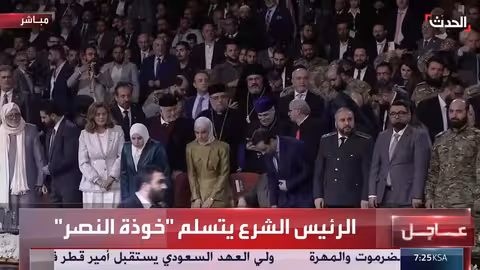 الرئيس السوري أحمد الشرع يتسلم خوذة أول قتيل في معركة "ردع العدوان"