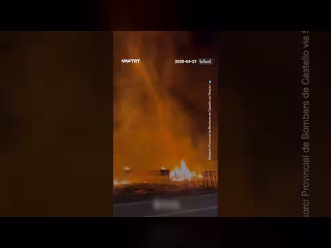 دوامة نارية في حريق مصنع أخشاب بإسبانيا