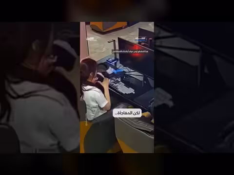 فتاة تصل جهازها بالمنفذ الخاطئ