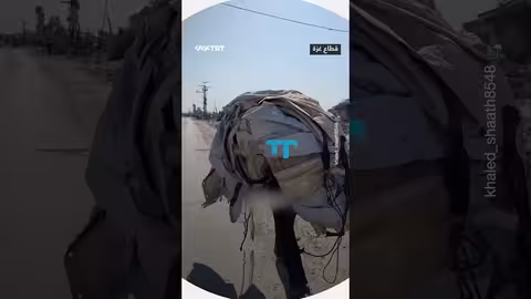 فلسطيني مُسن يضطر للنزوح مجدداً في غزة