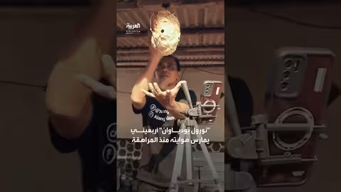 رجل إندونيسي ينقذ أعشاش الدبابير