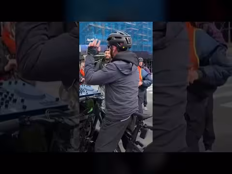 عمدة نيويورك يشارك في جولة دراجات فايف بورو