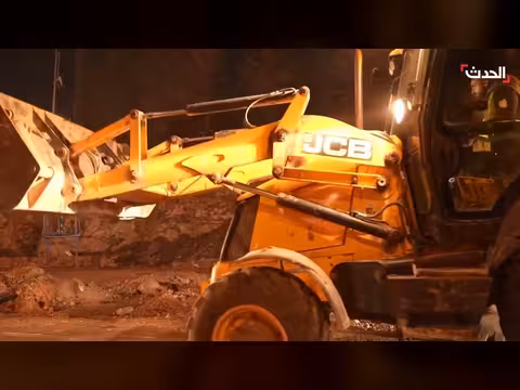 الأضرار في القدس بعد سقوط صاروخ إيراني على طريق سريع