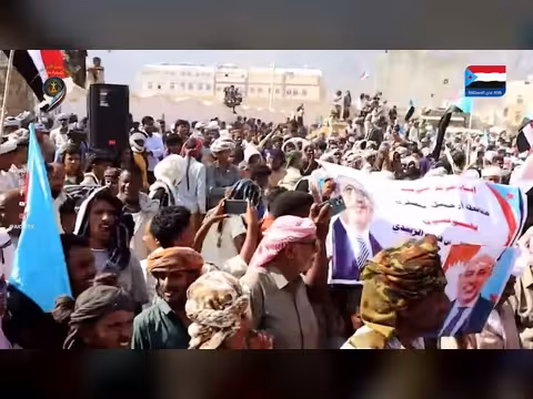 توافد الحشود إلى حديبو لذكرى إعلان عدن