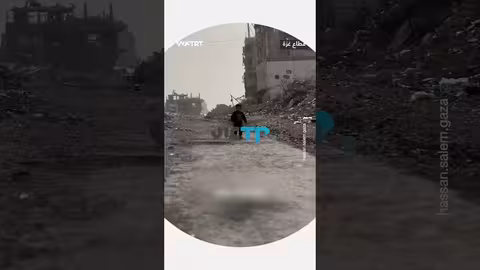 طفل فلسطيني يسير وسط أصوات المسيّرات