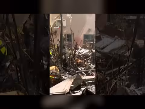 آثار هجوم صاروخي على مبنى وسط إسرائيل