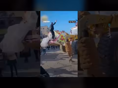 زفاف فلسطيني على جرافة في غزة