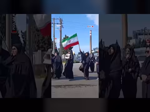 إيرانيون يشكلون سلاسل بشرية بعد تهديدات ترمب