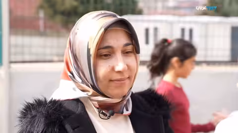 معلمة تركية تعود للتدريس بعد نجاتها من زلزال 6 شباط