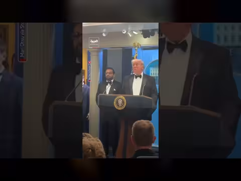 مراسلون بملابس الحفل يغطون تصريحات ترمب