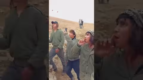 طفل فلسطيني يواجه اعتداءات مستوطنين بالضفة الغربية