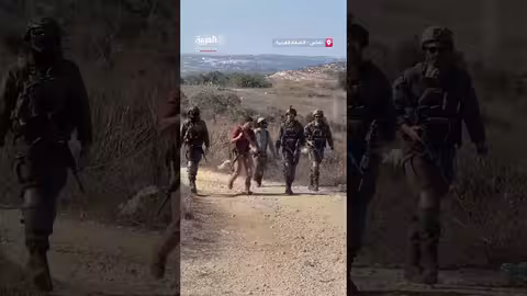 مصور مسلح يرافق قوات إسرائيلية خلال إخلاء أراضٍ فلسطينية