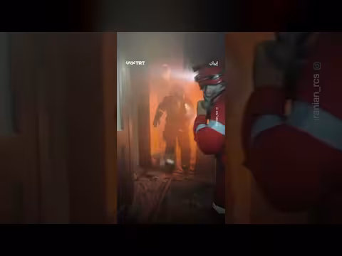 فرق الإنقاذ تكافح النيران لإنقاذ عالقين