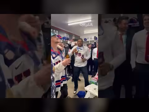 مدير مكتب التحقيقات الفيدرالي يحتفل بفوز فريق الهوكي الأمريكي على كندا