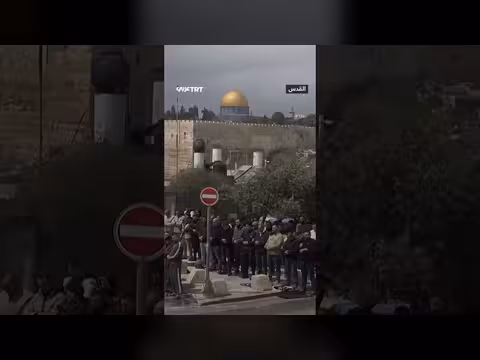 المقدسيون يصلون الجمعة رغم إغلاق المسجد الأقصى