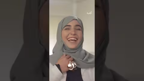 حركات هديل الغريبة أثناء التصوير