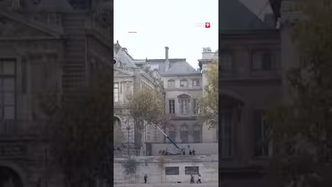 سرقة مقتنيات من متحف اللوفر في فرنسا باستخدام رافعة