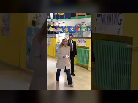 رئيسة الوزراء الإيطالية تدلي بصوتها في استفتاء قضائي مصيري