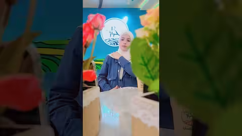 ماريا قحطان تغني مقادير خلال بث مباشر مع الجمهور