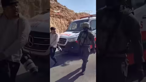 مستوطنون يمنعون الفلسطينيين من قطف الزيتون شمال الخليل