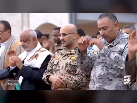 طارق صالح يؤدي صلاة عيد الفطر في المخا بحضور المواطنين