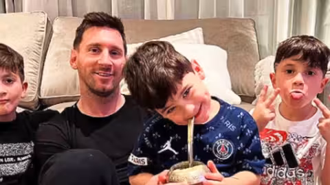 عودة ميسي السرية إلى الكامب نو: زيارة مؤثرة ودفعة معنوية للبرسا