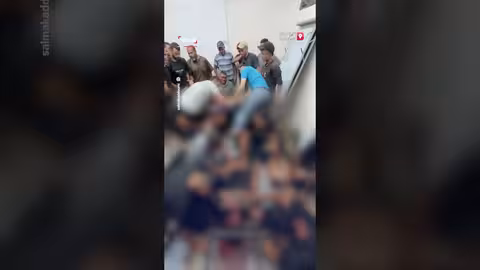 مشهد وداعي في دير البلح بعد قصف إسرائيلي وامتلاء ثلاجات الموتى