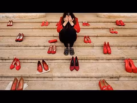 احتجاج أحذية حمراء في رومانيا ضد قتل النساء