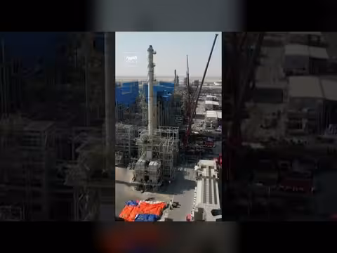 استهداف إيران لمنشآت النفط يؤدي إلى تعليق عقود الطاقة