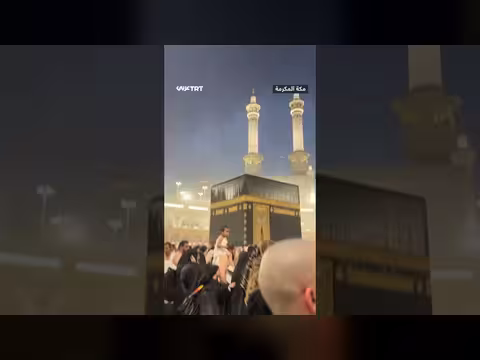أمطار غزيرة في الحرم المكي أثناء طواف المعتمرين