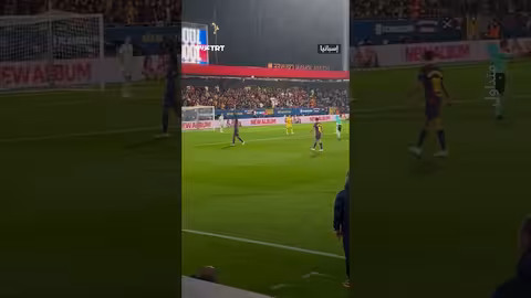 مشجع يقتحم مباراة برشلونة وخيتافي بعلم فلسطين