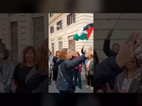 ناشطون يحملون لافتة بأسماء 18 ألف شهيد من أطفال غزة في روما