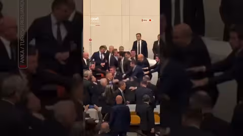 اندلاع شجار في البرلمان التركي حول وزير العدل