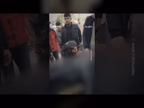 طفلة فلسطينية تبكي على جثمان والدها